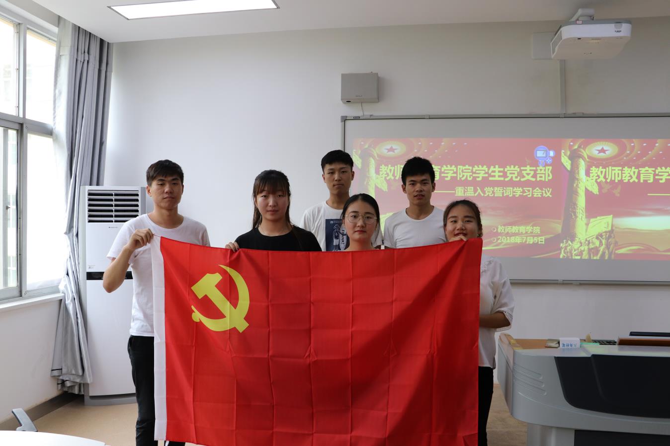 学生党员合影.jpg 学生党员合影.jpg